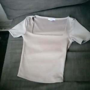 Grå silkes tröja u ringad - Använd en gång men den va för liten