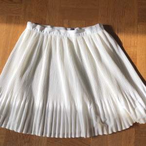 Superfin plisserad kjol, använt väldigt få gånger 