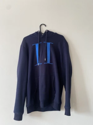 Les deux hoodie - Nypris 1299 kr ca Ganska bra skick Lite använd kanske 20 ggr Pris förhandlingsbart Skriv vid frågor 