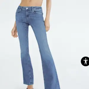 Dessa byxor är slutsålda jeans från zara. De är i mycket bra skick och endast använt ett par enstaka gånger. Säljer då jag har mycket liknande jeans redan. Skriv för fler bilder!💞