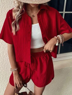 Rött set - Superfint rött set med shorts och skjorta, aldrig använt