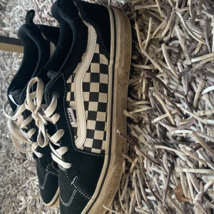 Vans skor - Säljer ett par vans i bra skick. Användes i ett halv år.  Väldigt bekväma. Säljer pga att har en ny stil👍🏻 Köpt original för 400kr