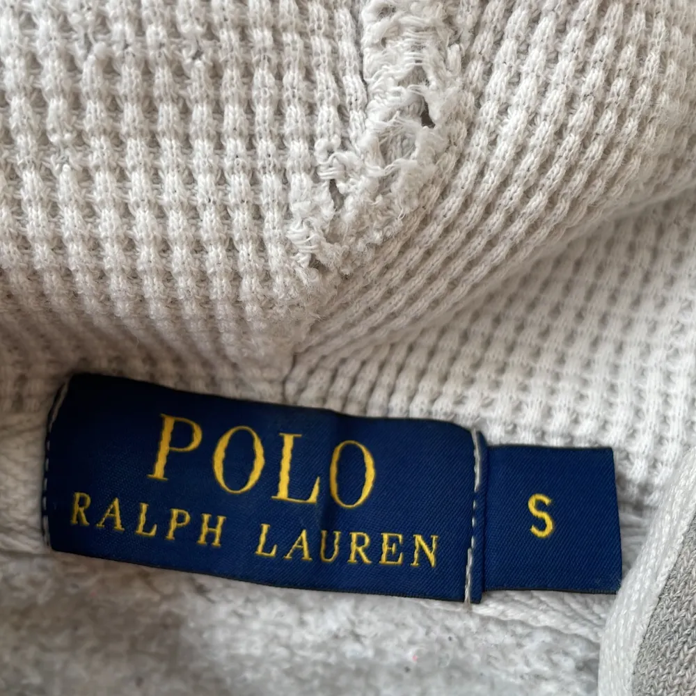 Säljer en snygg Ralph Lauren hoodie som jag har växt ur. Priset är inte hugget i sten!. Hoodies.