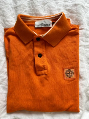 STONE ISLAND PIKÉ - STONE ISLAND piké i mycket gott skick, endast använd ett fåtal gånger. Nypris 1900.