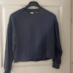 Tröja  - Något tunnare tjocktröja. I mycket bra skick 