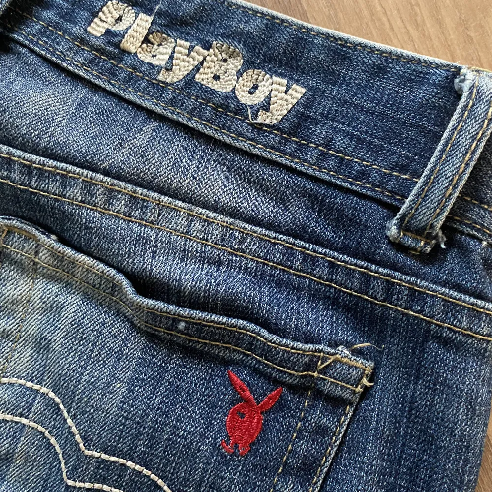 Fina playboyjeans storlek 25. Bootcut . Jeans & Byxor.