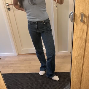 Blåa jeans - Blå jeans från Mango. I mycket bra skick, finns inga defekter! Tveka inte med frågor 🩵