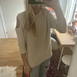 Soft goat Kashmir tröja - Tröja utan axlar i Kashmir, från soft goat. Så najs färg och så skön. Trekvartsärmar!!