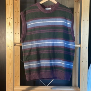 Randig stickad väst - Fin stickad väst, oversized passform