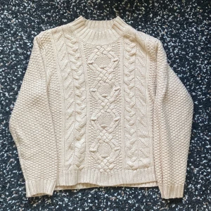 Stickad tröja  - Stickad lager 157 tröja!! Andvänd några gånger, köparen står för frakt!💕