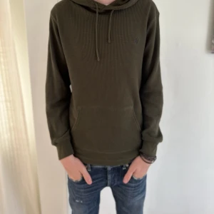 Polo Ralph Lauren hoodie - Tja säljer en fet hoodie i storlek M mer som S! Skick 8/10 använd men utan defekter! Nypris:2000 mitt pris:700