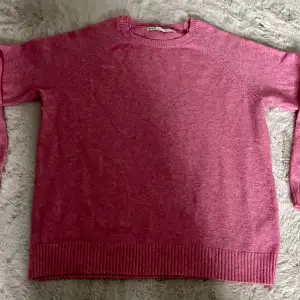 Finstickad skön tröja, rosa. Mycket bra skick endast använd ett fåtal gånger.