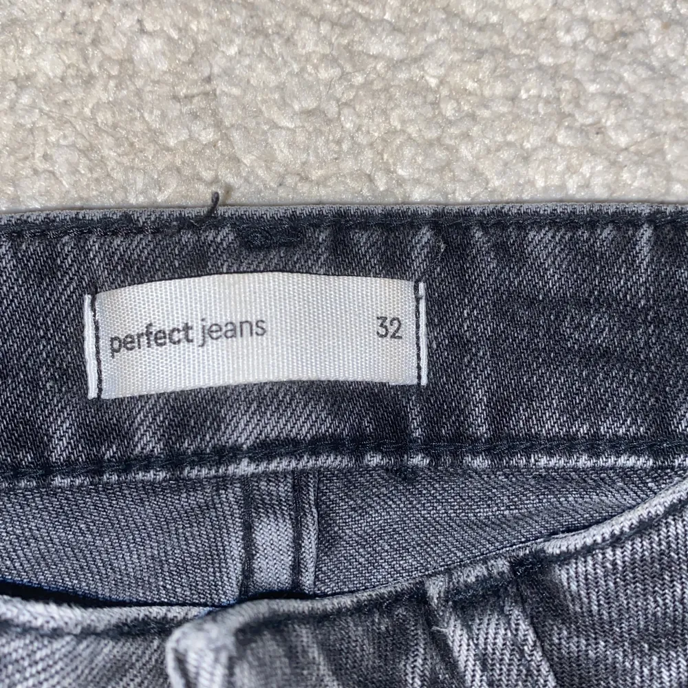 Ett par mid waist jeans från gina tricot! I storlek 32, säljer pga har växt ur dem. Köptes för 600kr. Som nya!. Jeans & Byxor.