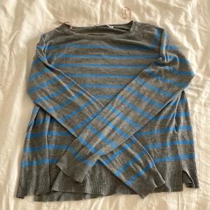 Zara tröja - Använda två gånger max sen den trendade inga problem säljs bara pga ingen användning:) Tröjan är i L men skulle säga att de är mer som en S som passar M