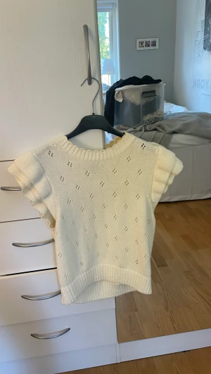 Lätt stickad kortärmad topp  - Säljer denna fina lätt stickade kortärmade topp från & other stories, sparsamt använd. Storlek 36🩷