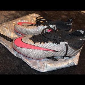 Nike Superfly Zoom Mercurial 9  - Nike Superfly Zoom Mercurial Elite 9. Bra kvalitet inte ens 1 månad gammla 9/10 skick. Skriv   Kvitto och kartong finns.  ifall ni undrar något Skriv för fler bilder. :)
