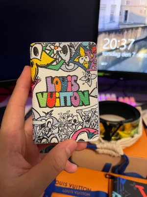 Louis Vuitton Comic Pocket Organizer - Oanvänd, kommer med box, dustbag och kvitto.
