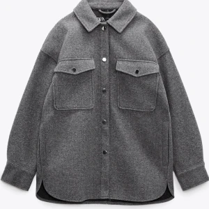 Zara kappa  - En jätte fin grå kappa från zara andvänd få tal gånger köpt i våras, skriv om ni har frågor eller vill ha fler bilder 😜