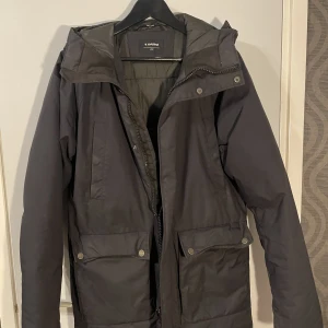 Everest Vinter jacka - Säljer min grymma Everest vinterjacka som är begagnad men fortfarande supervarm!  Trots att den står som storlek XXS passar den perfekt för mig som brukar ha S eller M.  Jackan är både snygg och funktionell, perfekt för att hålla dig varm under vintern.  