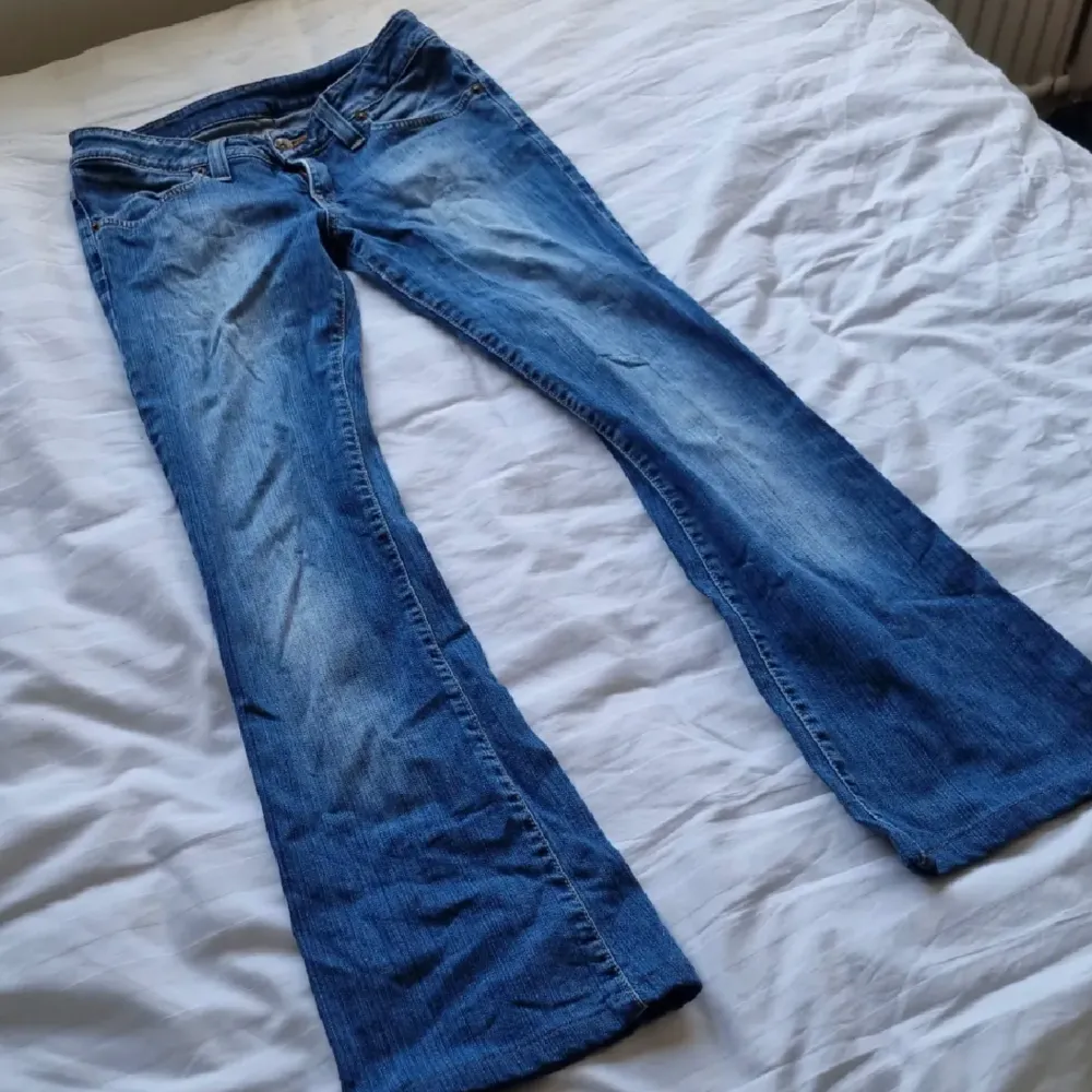Lågmidjade flare jeans från Big Star. De är i så fin färg och passform!💖 Midjemåttet: 37 cm Innberbenslängden: 73 cm. Jeans & Byxor.
