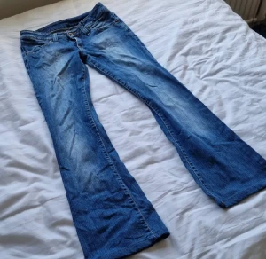 Lågmidjade flare jeans!! - Lågmidjade flare jeans från Big Star. De är i så fin färg och passform!💖 Midjemåttet: 37 cm Innberbenslängden: 73 cm