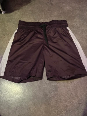 Vinröda shorts  - Asså dom här shortsen är typ tränings shorts och badbyxor på samma gång o ja har aldrig använt dom så dom e i nyskick 