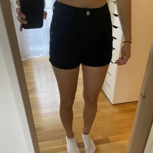 Svarta shorts  - Ett par svarta jeansshorts från Gina Tricot. Använda men i bra skick! Originalpris 300kr