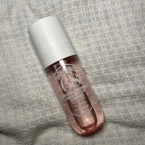 Sol de Janeiro nr.68 - Säljer min bodymist från sol de Janeiro pga att den inte passar mig, testad endast en gång därav är plasten borttagen. Doft  av ”Brazilian Jasmine och pink dragonfruit”.  Pris i butik: 399. 