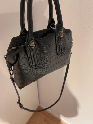 svart väska från Zara - superfin väska från zara! Sänkt pris till 240kr!