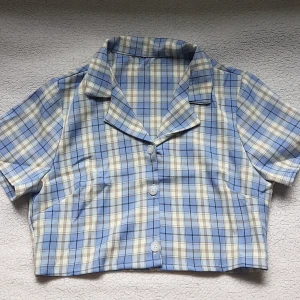 Kortärmad skjorta - Jättegullig skjorta med rutmönster säljes då den aldrig kommit till användning.