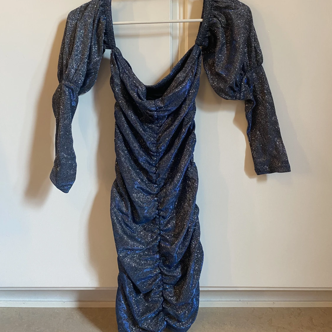 Kort glittrig festklänning 