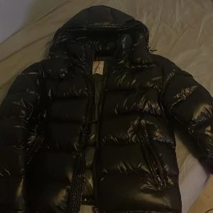 Monkler maya - Jag säljer min monkler maya, knappt använd och är i god skick. den har en fungerande streckkod. storlek M på jackan. 