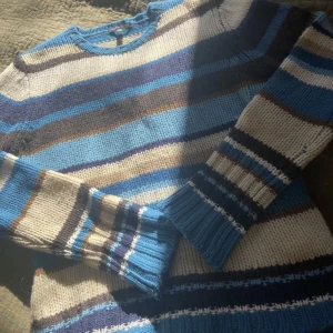 Stickad tröja - Randig stickad tröja från Massimo dutti. Så så fin nu till hösten! Säljer då den inte kommer till användning längre. 90kr