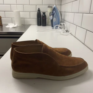 Loro Piana Open Walk - Passar en herr 41/42a, lite skada på sulan och där framme. Färgen är väldigt sällsynt och heter ”whiskey” köpt i Cypern butiken. Har tyvärr ej kvar låda eller kvitto. Nypris 11k