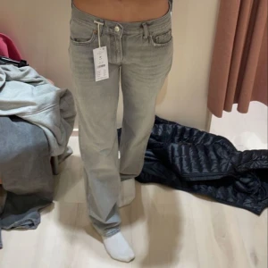 Straight low waist jeans - (( lånad bild))Superfina jeans ifrån gina som endast använts fåtal gånger eftersom att storleken ej passar mig. Fler bilder finns om så önskas och tveka inte att höra av dig vid eventuella frågor ⭐️