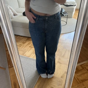 jeans - blåa jeans ifrån hm som knappt är använda. köpte för några veckor sen men de töjde ut sig så nu kan jag knappt ha dem längre som synd är. 