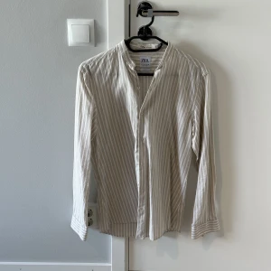 Zara murarskjorta - Stor flyttstädning Alla plagg i storlek S-M och passar ca 1.70-185cm samt 70-83kg Mycket av kläderna aldrig använda Mängdrabatt vid köp av flera plagg  Jag kommer inte skicka några fler bilder  Finns i Uppsala