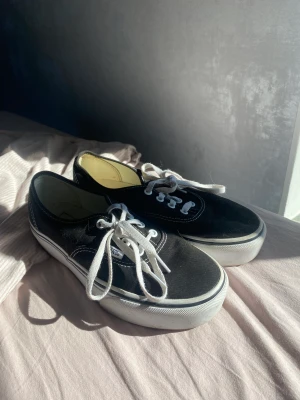 Svarta låga vans  - Svarta låga vans i bra skick! Finns defekter på märket vid hälen (finns bilder om man vill ha) därför lågt pris😊