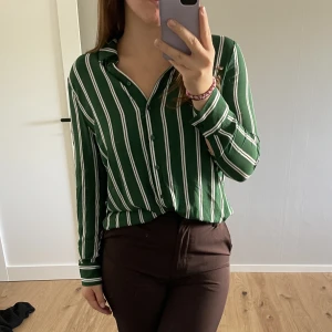 Skjorta - Randig skjorta från Gina tricot. Inköpt för 299kr.