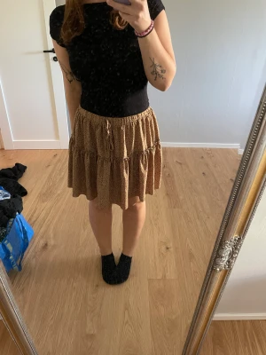 Prickig kjol - Prickig kjol med lite tyll-stil. Normal längd.