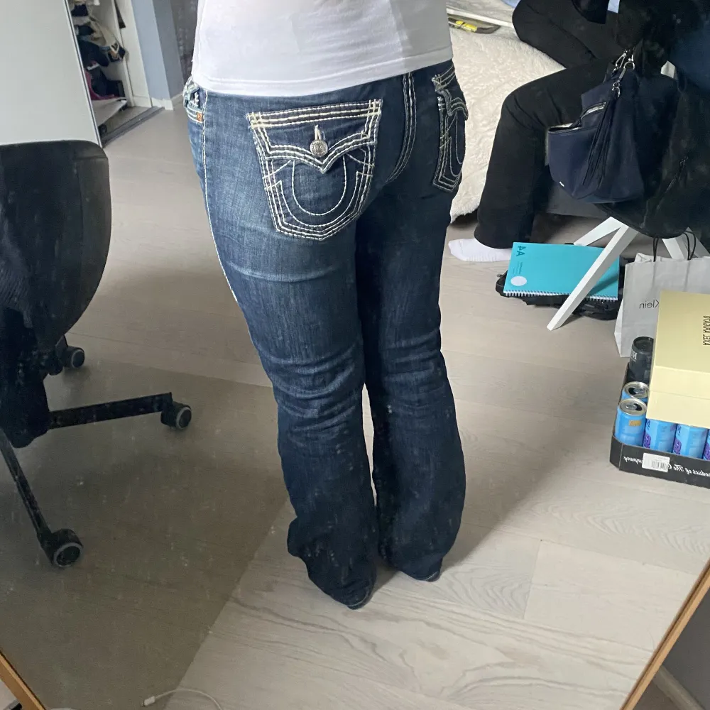 Mörkblå lågmidjade jeans från true religion. Jättefint skick, knappt använda.👌🏼👌🏼säljer billigare vid snabb affär!  Du betalar frakt eller mötas upp i antingen Stockholm eller Älvsjö.. Jeans & Byxor.
