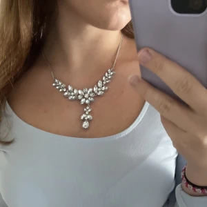 Halsband - Ett silvrigt halsband med diamanter. Köpt på ur&penn och använd 1 gång.