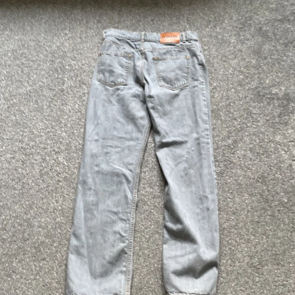 Nästan helt oanvända Montén jeans. Ny pris 1200kr säljer pga passar inte mig längre skriv dm om man vill ha mer information . Jeans & Byxor.