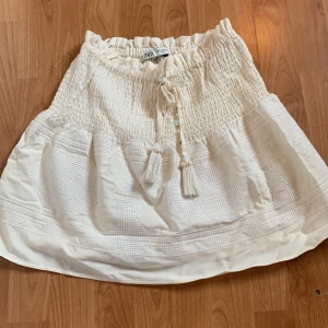 Zara kjol - Jätte bra skick, bara använd 1-3 gånger, säljer då jag inte använder den.❤️