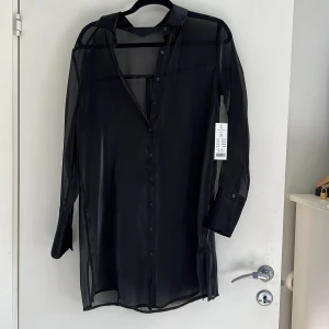 Tunn lång skjorta från Gina Tricot - Tunn genomskinlig längre skjorta i stl 36. NY! 