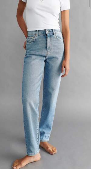 Supersköna jeans från gina tricot i modellen ”comfy mom” strl 34, högmidjade och ankellånga på mig som är 170. Har använt en del men tycker de är fortfarande i gott skick utan synliga hål/slitningar💕 Säljer då de är lite för små för mig, nypris 499 kr 