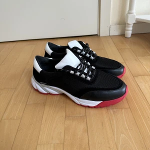 Axel arigato sneakers - nyskick - Axel arigato sneakers  i strl 45, skicket är som nytt  Använda en/två gånger, säljes pga att jag har för breda fötter