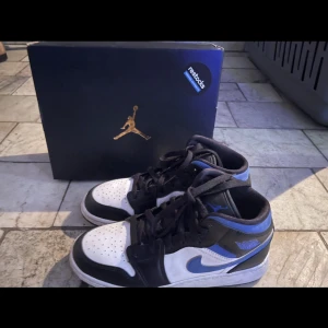 Air Jordan 1 mid  - Säljer mina air jordan 1 då de inte kommer till användning 