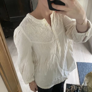 Blus  - Blus från M&S Collection i färgen beige/vit💕