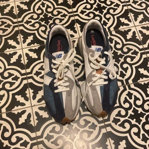 New balance 327  - New balance Levi’s navy Skick 8/10